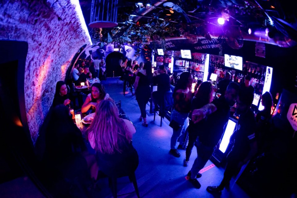 Interior art Club Maggy crowd