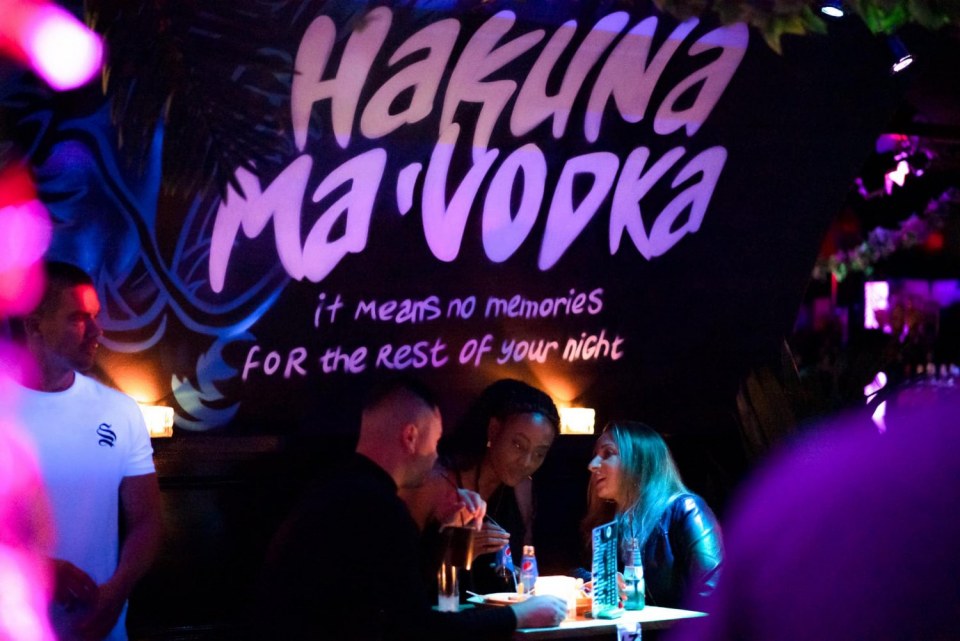 Interior art Club Maggy crowd