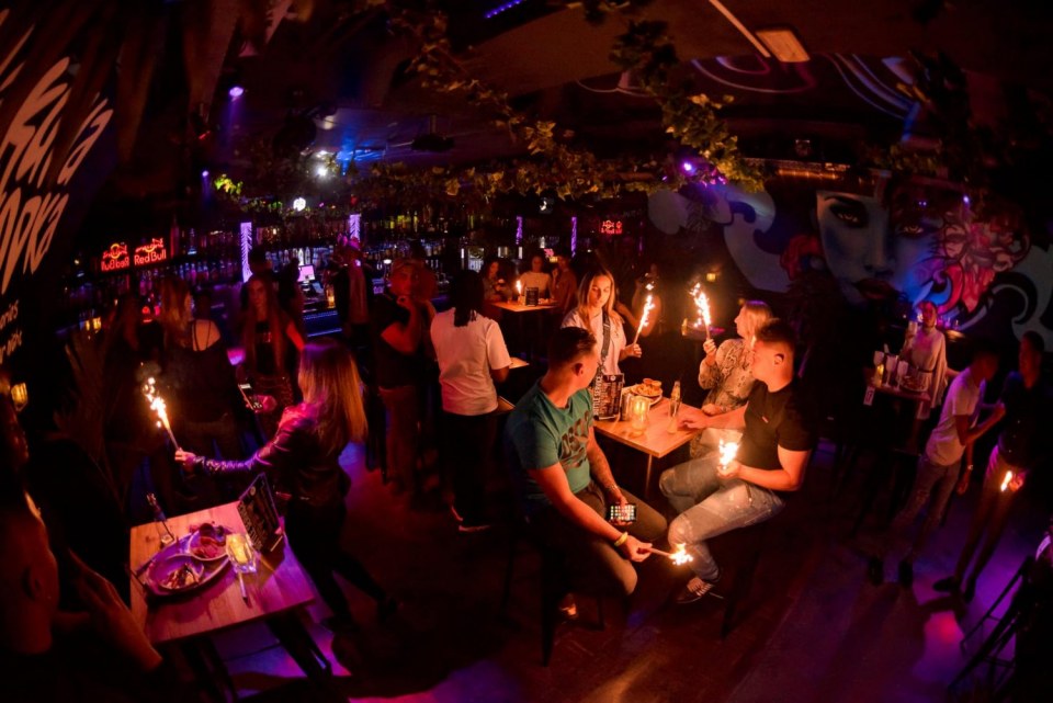 Interior art Club Maggy crowd